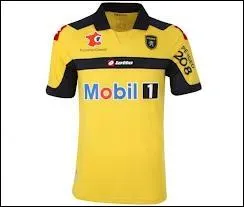 Quel club porte ce maillot  domicile ?