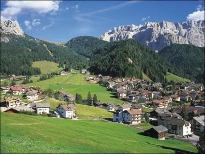 En partant d'Autriche, quel pays rejoint-on en empruntant le col du Brenner ?