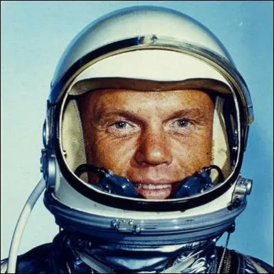 Combien de fois John Glenn a-t-il fait le tour de la terre ?