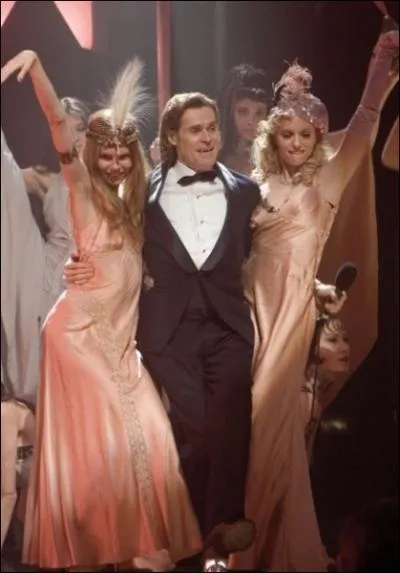 Dans quel film Willem Dafoe est-il le grant d'un cabaret dans lequel les danseuses menacent de faire grve ?