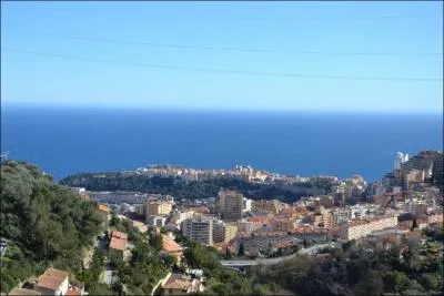 Quelle est cette ville contenant 15 000 habitants ? Elle porte le nom de la premire aire de repos d'autoroute en France aprs l'Italie.