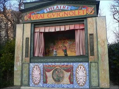 Qu'est-ce qui distingue la marionnette de Guignol parisien de celle de Guignol lyonnais ?