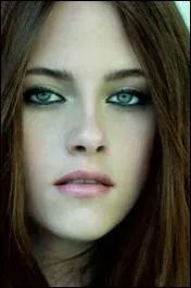 Quelle est la couleur des yeux de Kristen ?