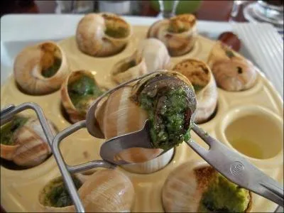 Les escargots de Bourgogne sont l'un des plats les plus typiques des ftes de fins d'annes. Pour les manger, une fourchette a t invente. Savez-vous combien de dents possdent cette fourchette ?