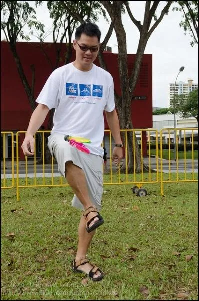 Avec son volant il joue avec ses pieds ! Ce sport est une sorte de badminton mais avec les pieds et sans raquette. Il s'agit du :