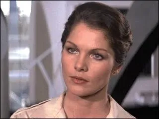 Commenons par cette nigmatique actrice amricaine, Lois Chiles, qui fit tourner la tte de 007. Dans quel film ?