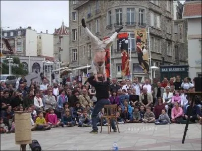 Quand il n'est pas bouffon, il est bateleur. Cochez la bonne rponse.