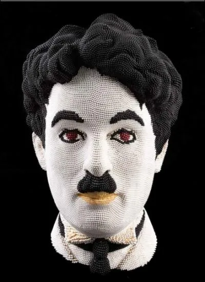 Cette uvre de David Mach est un portrait de Charlie Chaplin en :