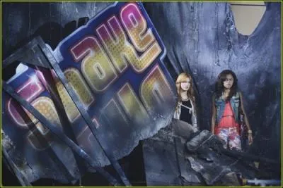 Dans le premier pisode, le studio de  Shake It Up Chicago  a t brl, qui est tenu(e) responsable ?