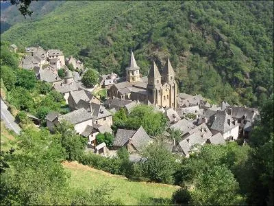 Conques, haut-lieu de l'art roman, prsentent de jolies rues bordes de maisons  colombages et sa magnifique abbatiale Sainte-Foy, mais dans quel dpartement se trouve ce village ?