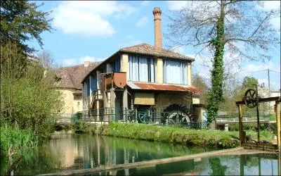 Quelle tait la matire premire initiale utilise pour fabriquer le papier dans ce petit moulin du village de Couze-Saint-Front ? Une vraie curiosit.