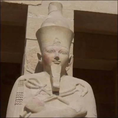 Quelle reine gyptienne a t reprsente trs souvent en pharaon, s'est fait appeler le Roi Macr et a t enterre dans la valle des rois et non pas la valle des reines ?