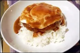 Ce  loco moco , petit-djeuner traditionnel constitu de riz blanc surmont d'un steak hach, d'un uf sur le plat et de jus de viande est trs populaire  