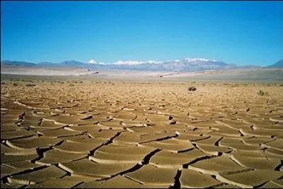 Je suis un climat marqu par un manque d'eau liquide important, une prsence humaine faible et la quasi absence de vgtation. On me trouve dans le Nevada, le nord du Chili ou la corne de l'Afrique. Qui suis-je ?