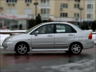 Quelle est cette petite voiture japonaise, jamais importe sous cette forme en France ?