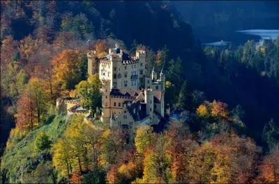 Le nom de ce chteau est Hohenschwangau, vous le trouverez dans un pays o la bire est rpute, et o on se tape sur les cuisses en dansant !