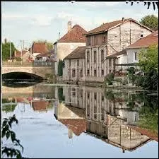 Je vous emmne  Bar-sur-Aube ( Aube ). La ville est chef-lieu ...