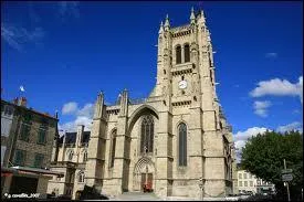 Je commence par une promenade  Ambert ( Puy-de-Dme ). Cette ville est chef-lieu ...