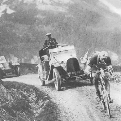 Pour quelle raison Octave Lapize hurle-t-il aux organisateurs du Tour lors de la 10 me tape, le 21 juillet 1910 :  Vous tes des criminels !   ?