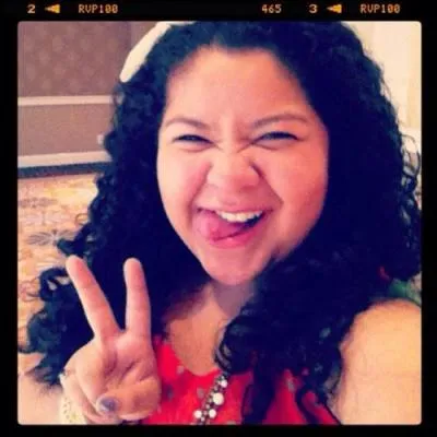 Raini Rodriguez (Trish dans  Austin & Ally ) a chant  Living Your Dreams .