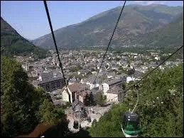 La ville de Bagnres-de-Luchon ( Haute-Garonne ) est chef-lieu ...