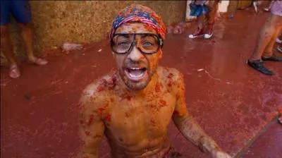 Je vous propose de venir avec moi, on va se lancer des tomates et participer  la  Tomatina  !