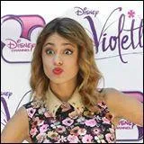 Dans quelle srie Martina Stoessel joue-t-elle (regarde l'image) ?