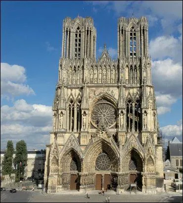 Quelle est cette cathdrale qui a ft en 2011 ses 800 ans ?