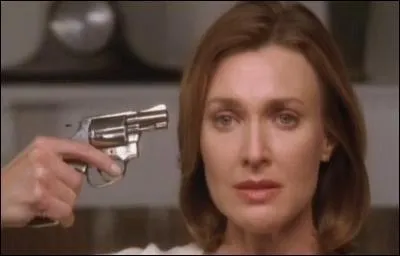 Dans quelle pice de sa maison Mary-Alice Young charge-t-elle son revolver avant de se tirer une balle dans la tte ?