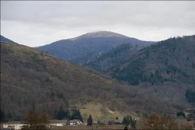 Commenons notre priple par monter eu sommet du Grand Ballon d'o l'on aperoit au premier plan, Mulhouse, Ble, Colmar et au second plan, la Fort Noire et le Jura, mais quel est son altitude ?