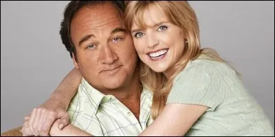 Quelle actrice interprète le rôle de Cheryl Mabel, compagne de James Belushi, dans la série "According to Jim" ?