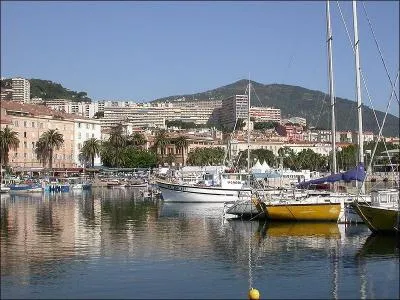 Notre premier rendez-vous sera dans la  cit impriale , au sud de l'le de beaut, non loin des Iles Sanguinaires, qui a vu la naissance de personnes clbres comme Napolon Bonaparte, Tino Rossi et Alize. C'est :