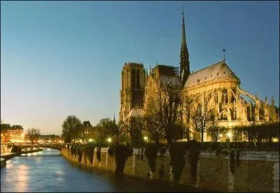 Le parvis de Notre-Dame de Paris abrite le point zro des routes franaises. O est situe cette cathdrale qui a ft ses 850 ans en dcembre 2012 ?