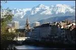 Cette place doit son nom aux foires aux grains qui s'y tenaient autrefois. Situe dans le centre historique la place Grenette est un des poumons de la ville. Mais quelle ville ?