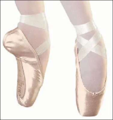 Alors qu'au Moyen-ge, le rose tait symbole de virilit, le rose pastel est une tradition chez les petites danseuses, dont voici les chaussons satins. On appelle les petites danseuses des  petits rats , ce qui a priori n'est pas lgant. Quelle est la raison ?