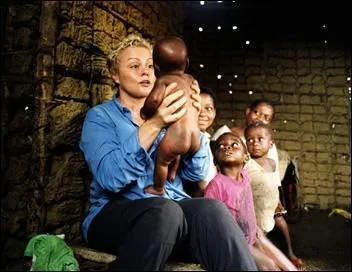 Quelle est cette actrice et humoriste qui se retrouve au cur de la fort quatoriale, dans un parc national o vivent les pygmes Bagyeli ?