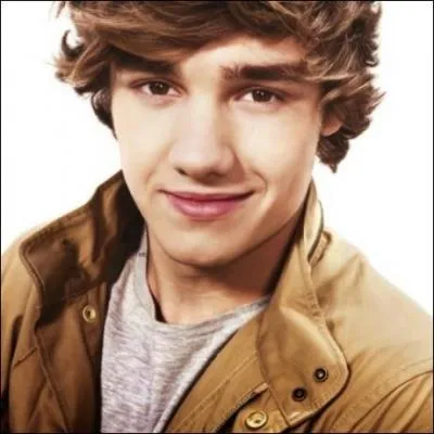 De quelle couleur sont les yeux de Liam ?