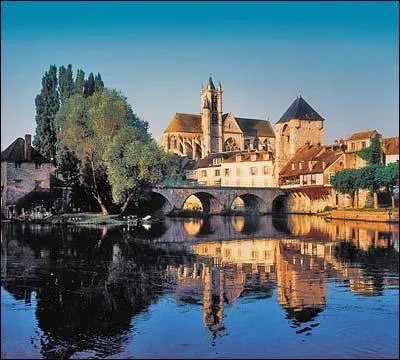 Ma tante Marcelle m'a envoy une jolie carte postale de sa ville, Moret-sur-Loing, dans quel dpartement rside-t-elle ?