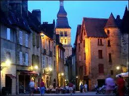 Quel est le nom complet de Sarlat ?