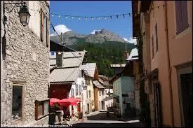 Nous sommes dans les rues de la commune d'Allos (dpartement 04). Elle se situe en rgion ...