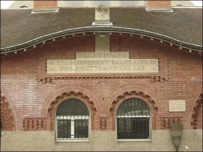 La piscine de la Butte-aux Cailles fut conçue par l'architecte Louis Bonnier de 1922 à 1924. Elle est alimentée par un puits artésien. De quel style, est son architecture ?