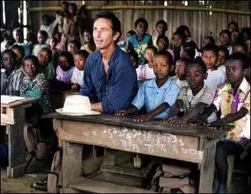 Thierry Lhermitte fut le prcurseur de l'mission lorsqu'il accompagna Frdric Lopez au Lohatanjoua !