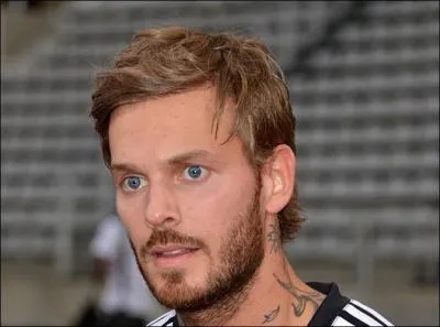 De quelle couleur sont les yeux de M. Pokora ?