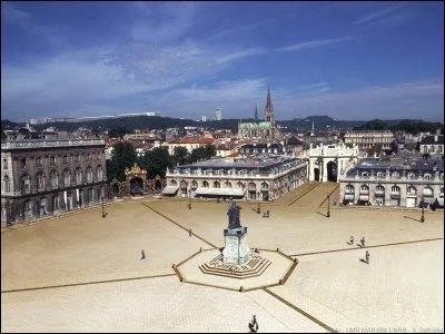 Comment se nomme cette place situe au centre-ville de Nancy ?