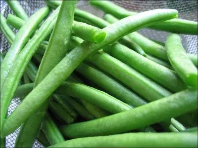 Que faut-il ajouter  l'eau de cuisson des haricots pour qu'ils restent bien verts ?