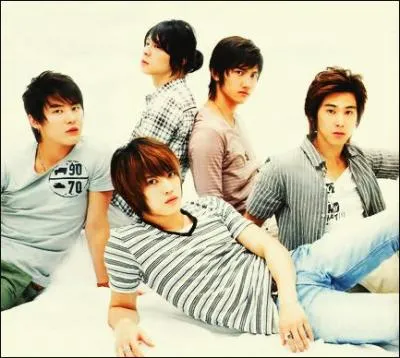 En quelle anne le groupe TVXQ a-t-il fait officiellement ses dbuts ?