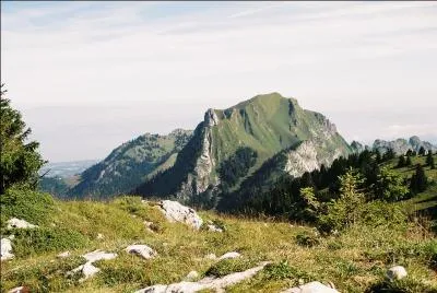 Cette montagne est situe dans la valle du Brevon qui culmine  1 894 m, elle relve des communes de Vailly, de La Vernaz et de La Baume (Haute-Savoie) :