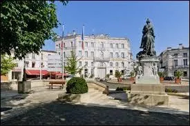 Nous commenons par une visite de la ville de Chteaubernard. Elle se situe ...