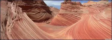 Notre voyage dbute en ... Vous avez devant vous la vague aux Coyote Buttes. C'est un site clbre pour ses couleurs vives et ses formes ondules.