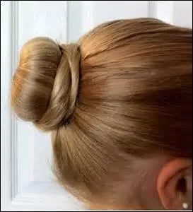 Quelle coiffure porte cette danseuse ?